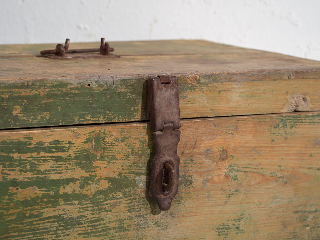 Antiguo cofre de madera maciza (c.1920) #77