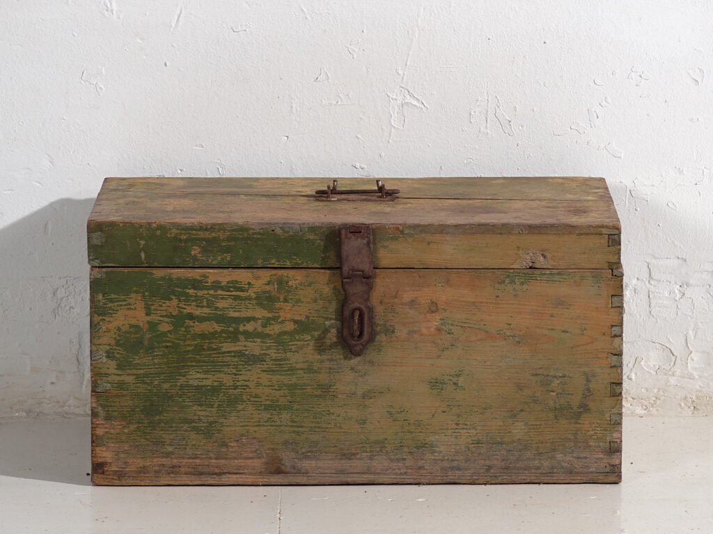 Antiguo cofre de madera maciza (c.1920) #77