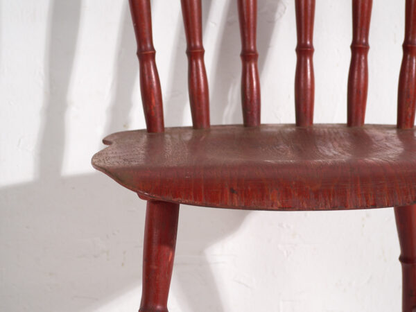Silla roja antigua de estilo Windsor (c.1920)