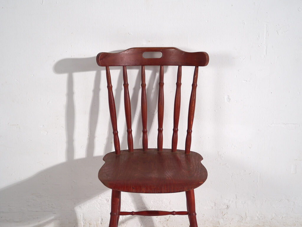 Silla roja antigua de estilo Windsor (c.1920)