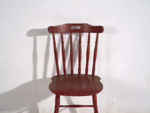 Silla roja antigua de estilo Windsor (c.1920)