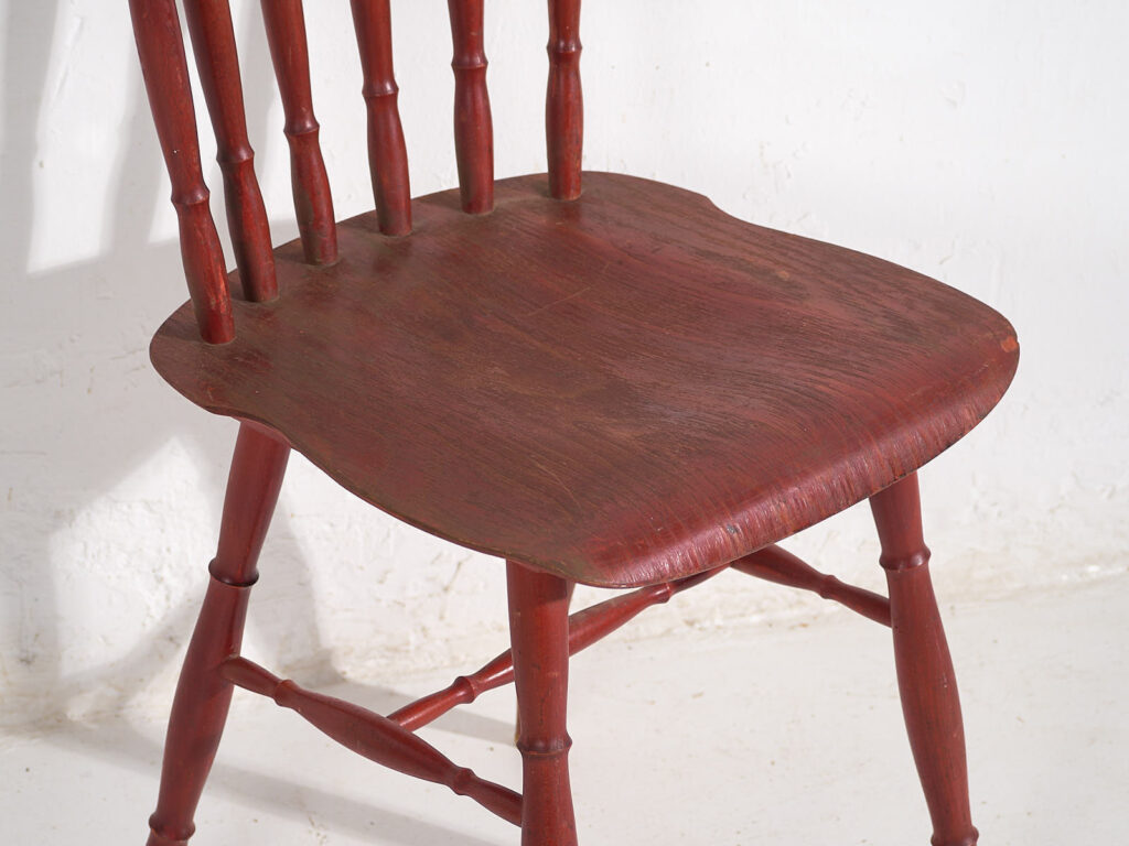 Silla roja antigua de estilo Windsor (c.1920)