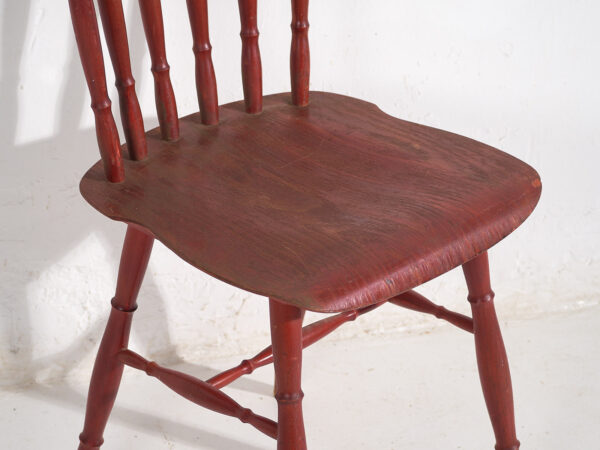 Silla roja antigua de estilo Windsor (c.1920)