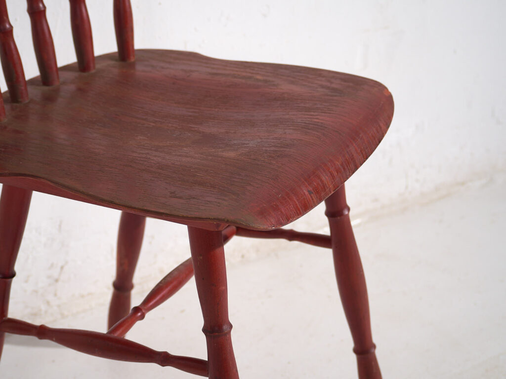 Silla roja antigua de estilo Windsor (c.1920)