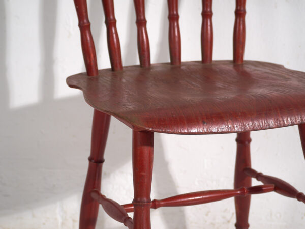 Silla roja antigua de estilo Windsor (c.1920)