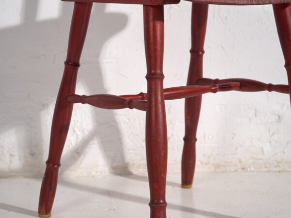 Silla roja antigua de estilo Windsor (c.1920)