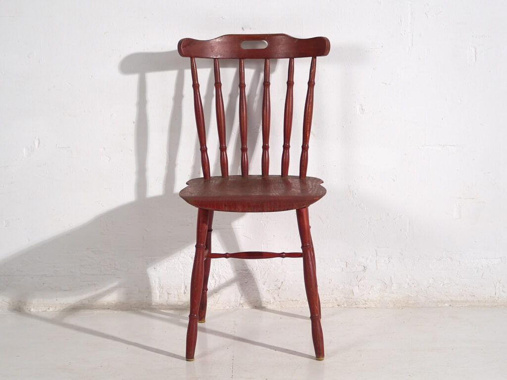 Silla roja antigua de estilo Windsor (c.1920)