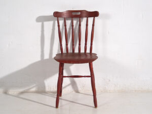 Silla roja antigua de estilo Windsor (c.1920)