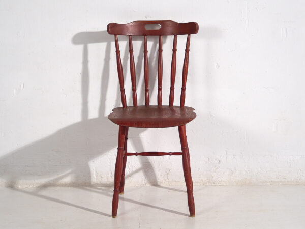 Silla roja antigua de estilo Windsor (c.1920)