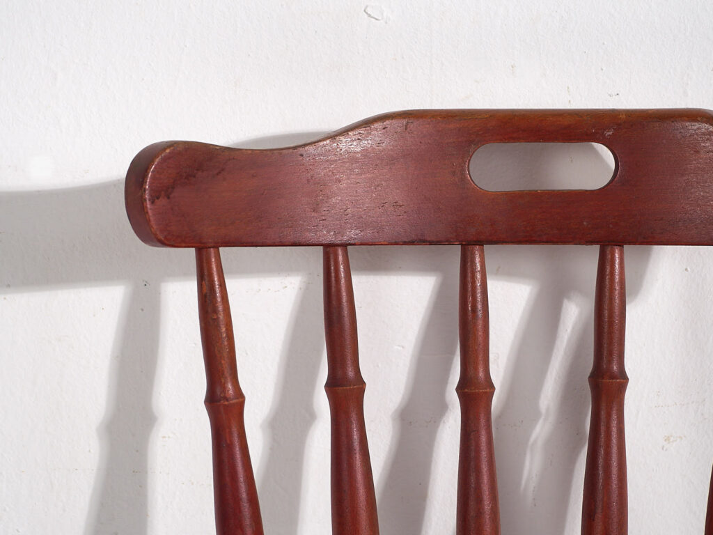 Silla roja antigua de estilo Windsor (c.1920)