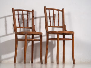 Anciennes chaises Thonet avec assise gravée (c.1920). Ensemble de 2 pièces #1
