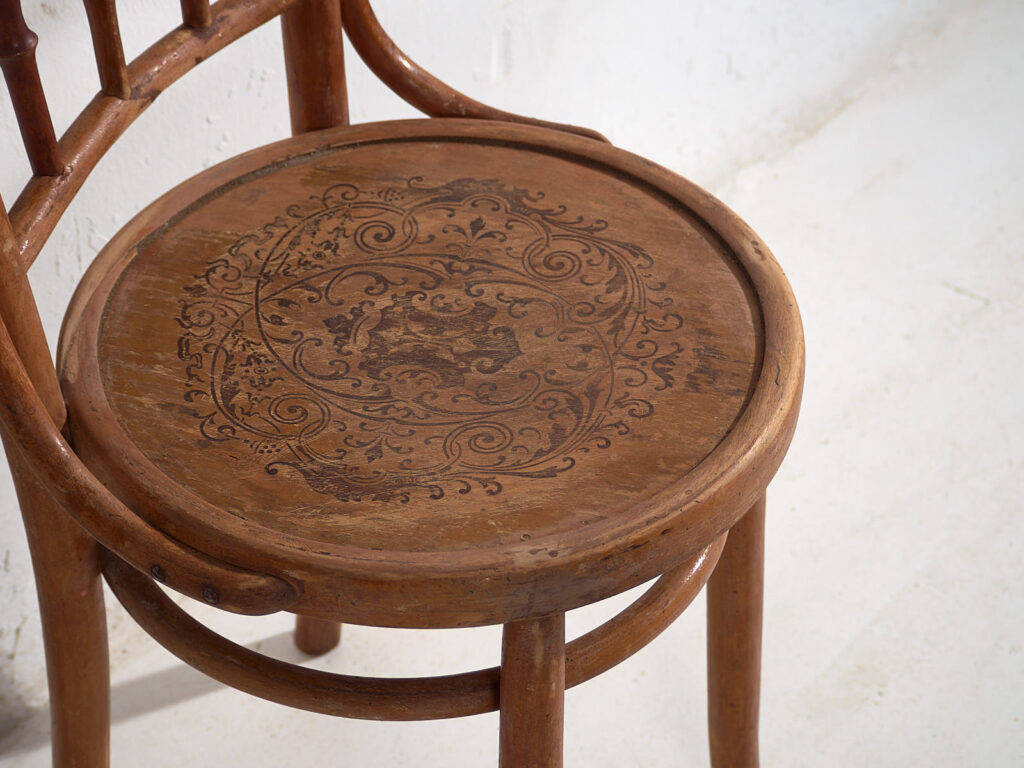 Anciennes chaises Thonet avec assise gravée (c.1920). Ensemble de 2 pièces #1