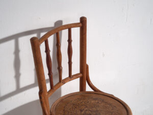 Anciennes chaises Thonet avec assise gravée (c.1920). Ensemble de 2 pièces #1