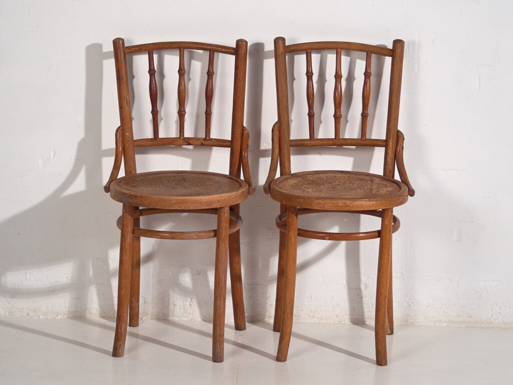 Anciennes chaises Thonet avec assise gravée (c.1920). Ensemble de 2 pièces #1