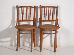 Anciennes chaises Thonet avec assise gravée (c.1920). Ensemble de 2 pièces #1