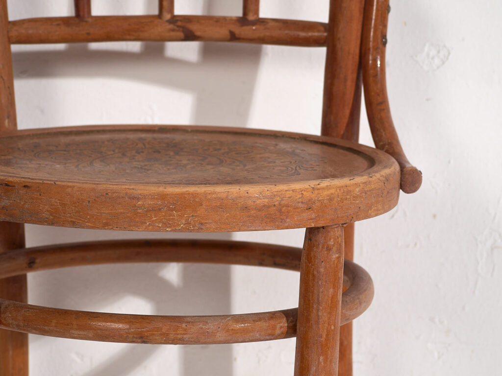 Anciennes chaises Thonet avec assise gravée (c.1920). Ensemble de 2 pièces #1