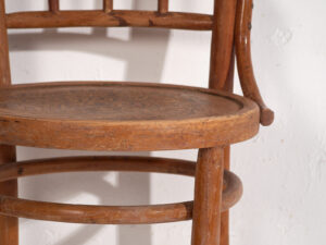 Anciennes chaises Thonet avec assise gravée (c.1920). Ensemble de 2 pièces #1