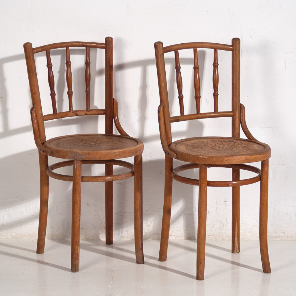 Anciennes chaises Thonet avec assise gravée (c.1920). Ensemble de 2 pièces #1