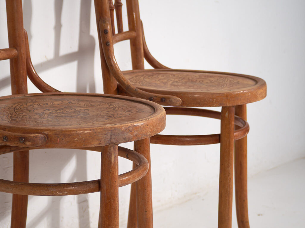 Anciennes chaises Thonet avec assise gravée (c.1920). Ensemble de 2 pièces #1