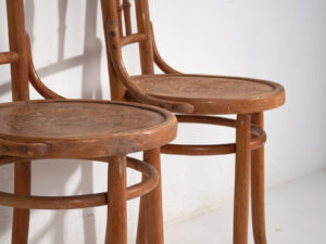 Anciennes chaises Thonet avec assise gravée (c.1920). Ensemble de 2 pièces #1