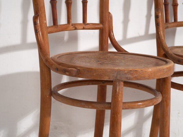 Anciennes chaises Thonet avec assise gravée (c.1920). Ensemble de 2 pièces #1