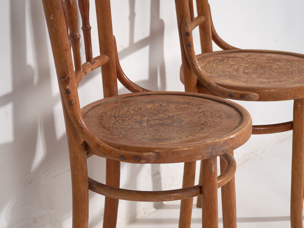 Anciennes chaises Thonet avec assise gravée (c.1920). Ensemble de 2 pièces #1