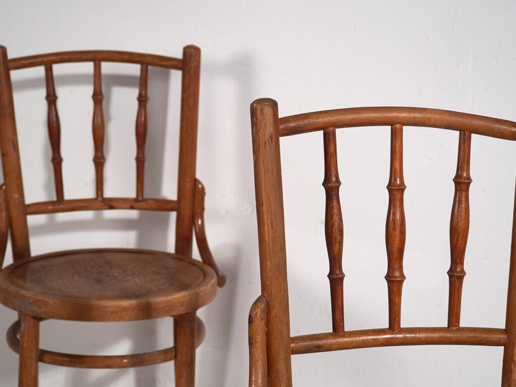 Anciennes chaises Thonet avec assise gravée (c.1920). Ensemble de 2 pièces #1