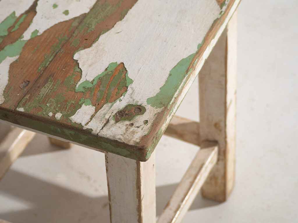 Mesitas blancas antiguas (c.1920). Conjunto de 2 piezas #4