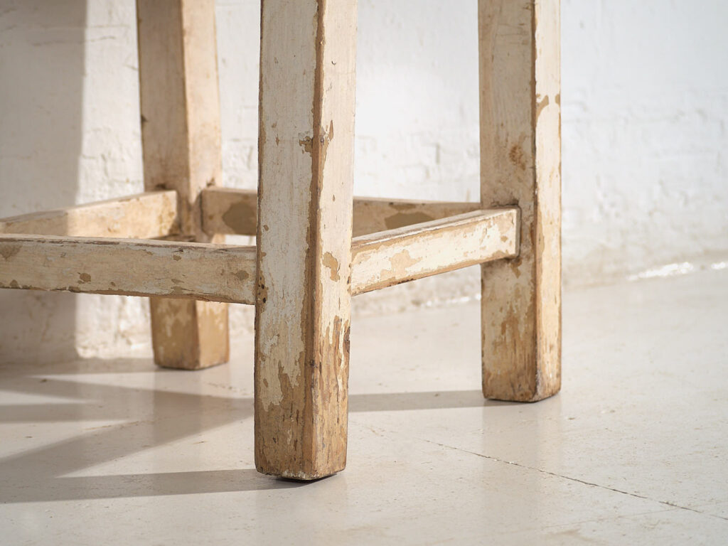 Mesitas blancas antiguas (c.1920). Conjunto de 2 piezas #4