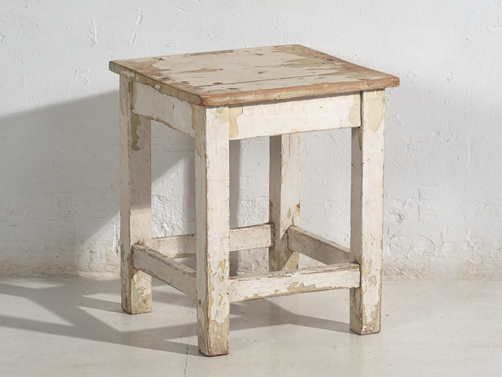 Mesitas blancas antiguas (c.1920). Conjunto de 2 piezas #4