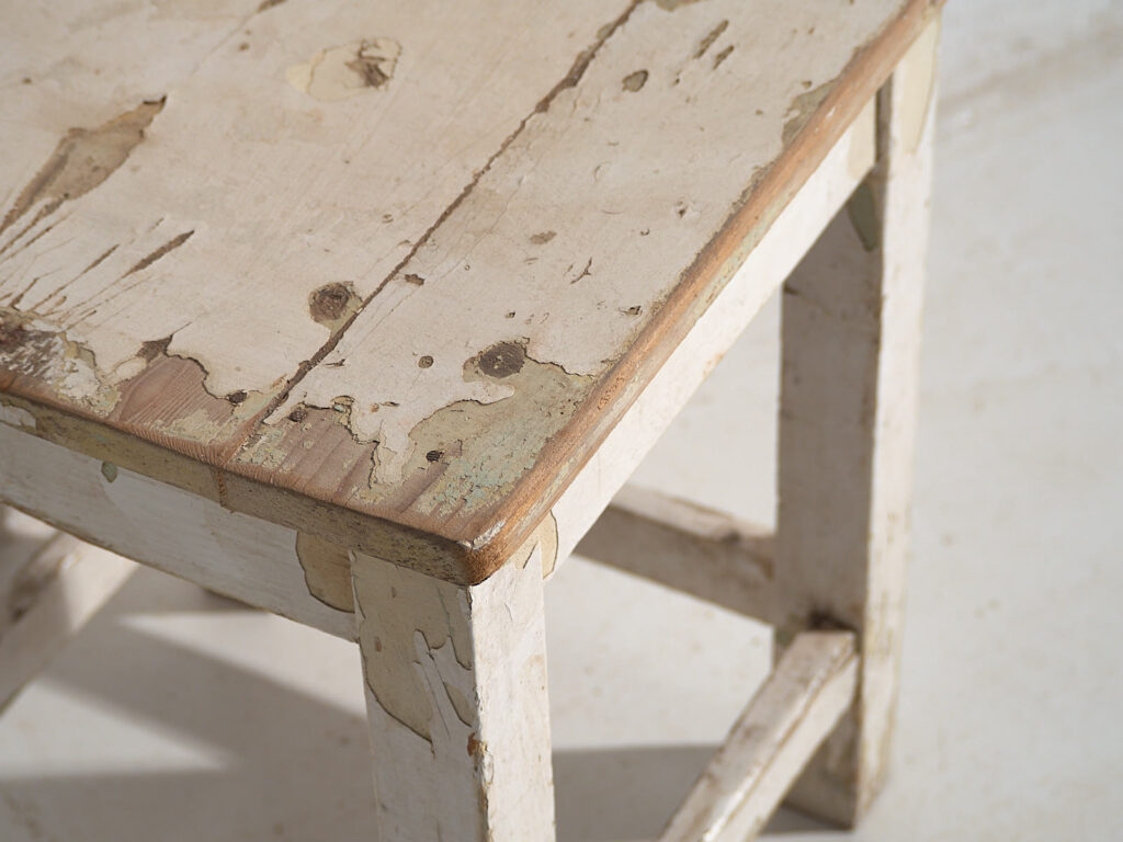 Mesitas blancas antiguas (c.1920). Conjunto de 2 piezas #4