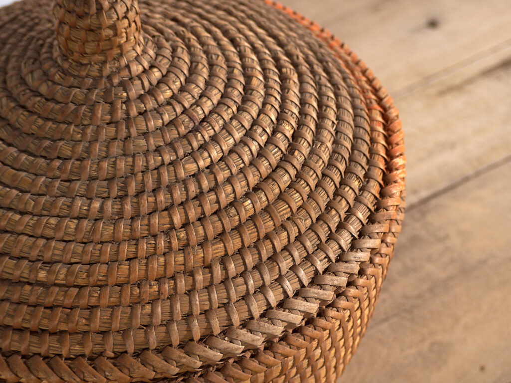 Antigua cesta tejida de ratán (c.1920) #1