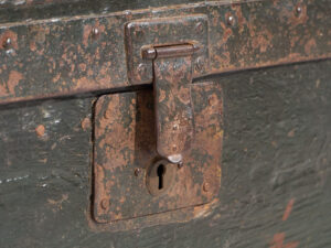 Small antique trunk with metal structure (Year 1934) #8