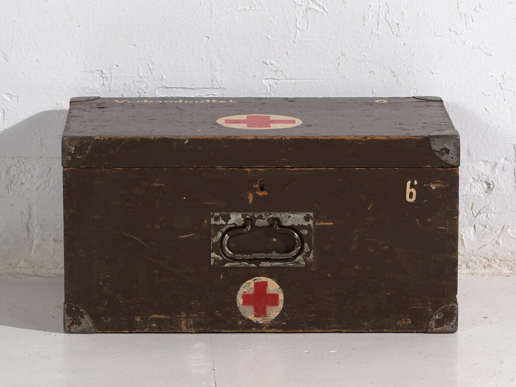 Vintage Red Cross medical case (c.1940) #4