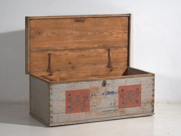 Baúl antiguo de color gris con detalles florales fechado Año 1878 #26