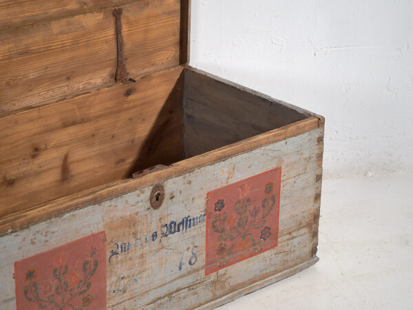 Baúl antiguo de color gris con detalles florales fechado Año 1878 #26