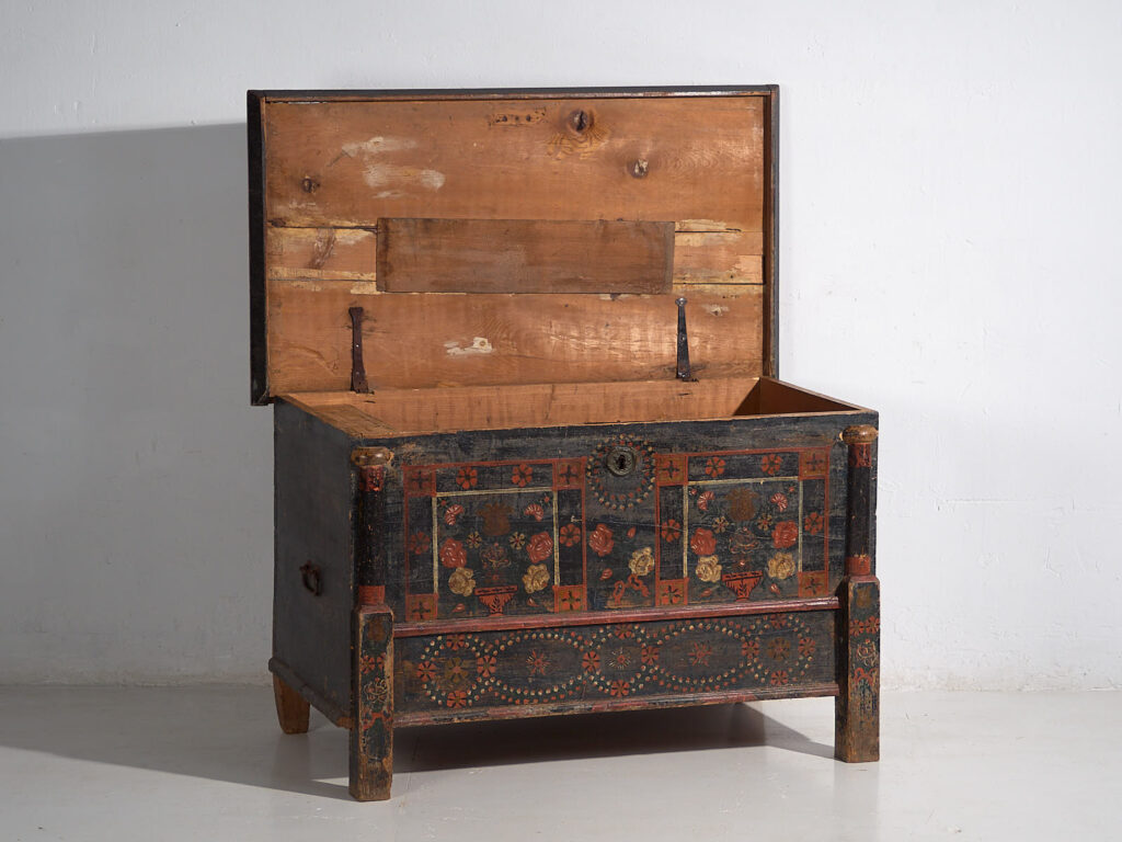 Arcón pintado antiguo (c.1870) #28