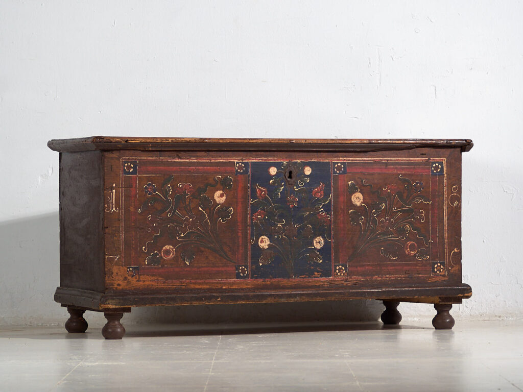 Antiguo arcón pintado con detalles florales (Año 1870) #32