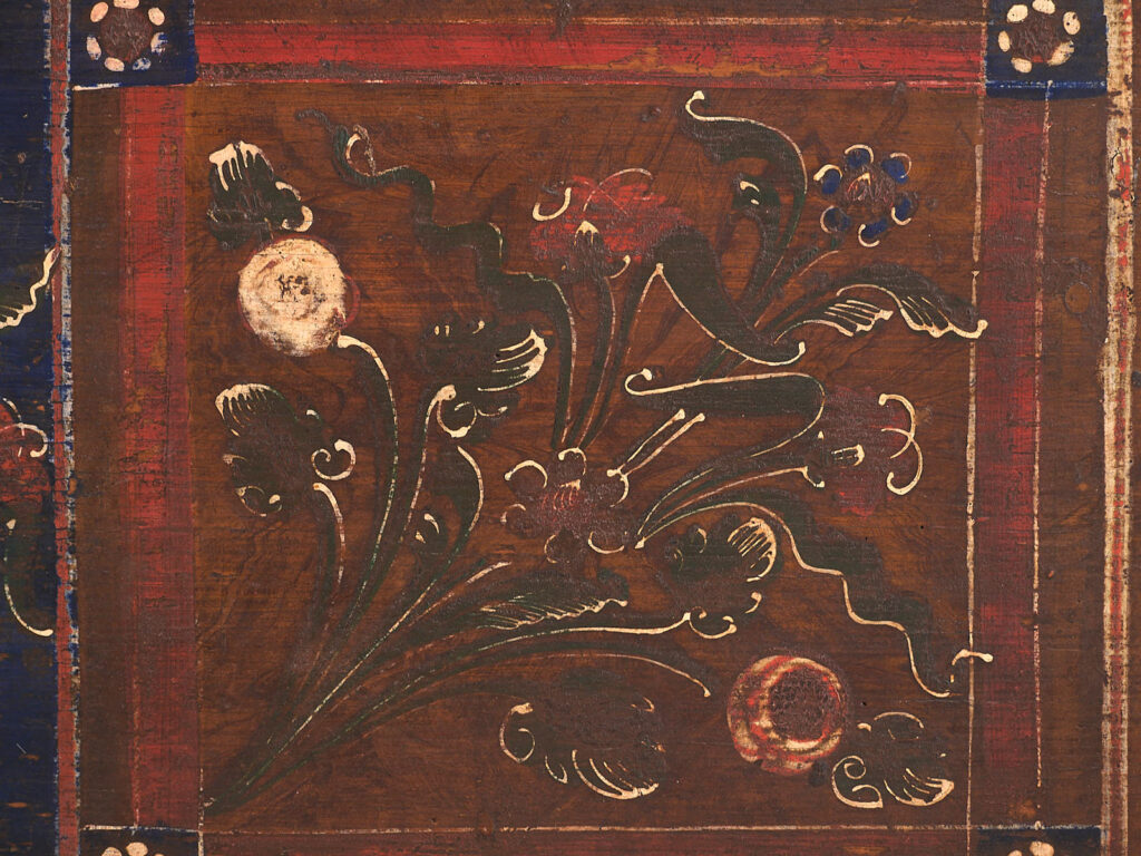 Antiguo arcón pintado con detalles florales (Año 1870) #32