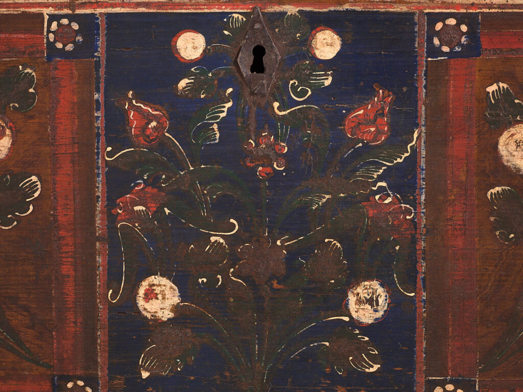 Antiguo arcón pintado con detalles florales (Año 1870) #32