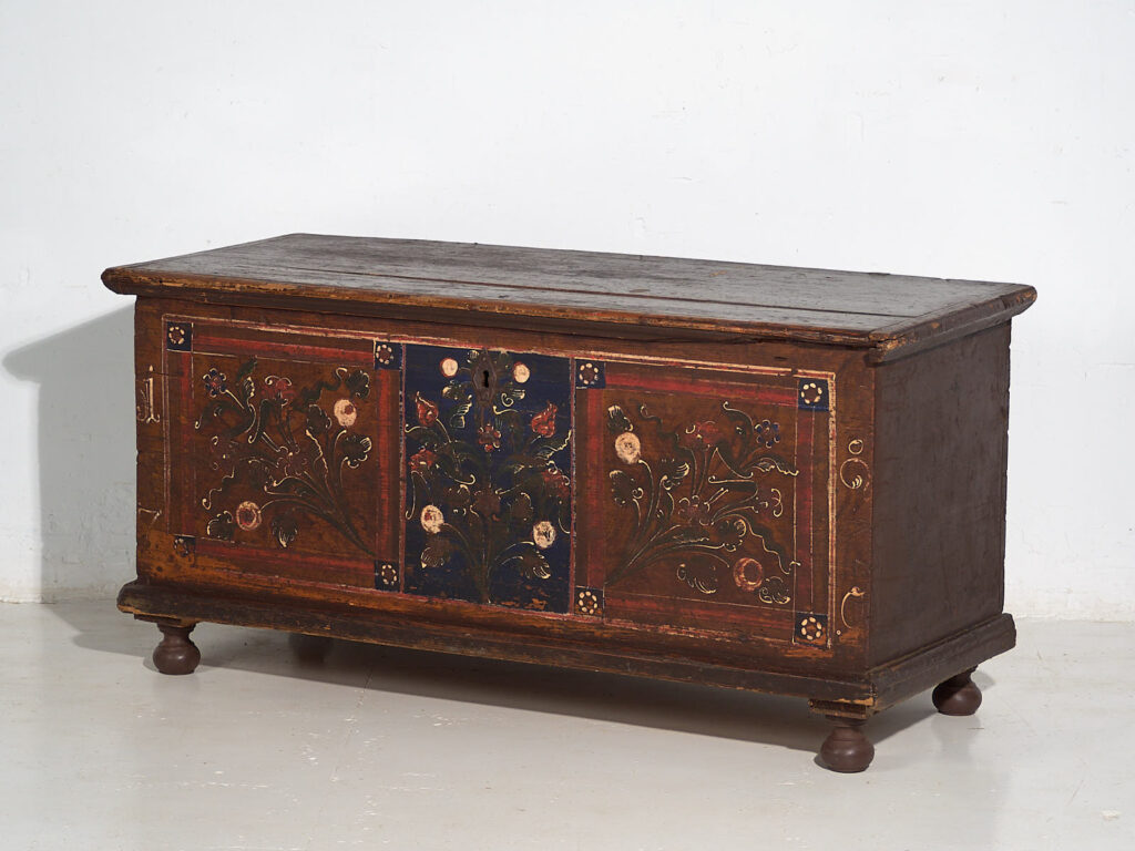 Antiguo arcón pintado con detalles florales (Año 1870) #32