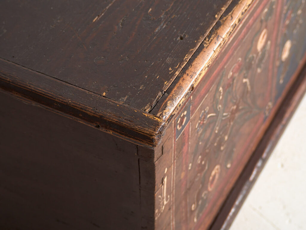 Antiguo arcón pintado con detalles florales (Año 1870) #32