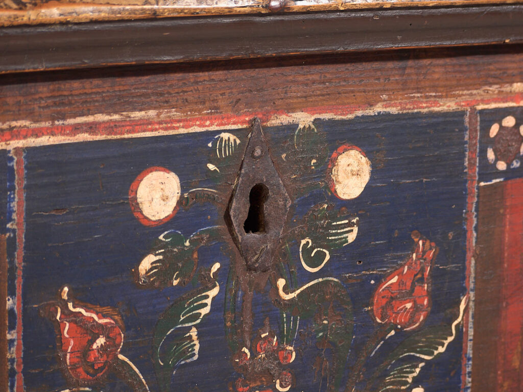 Antiguo arcón pintado con detalles florales (Año 1870) #32