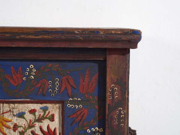 Baúl azul antiguo con detalles florales pintados a mano (c.1870) #2