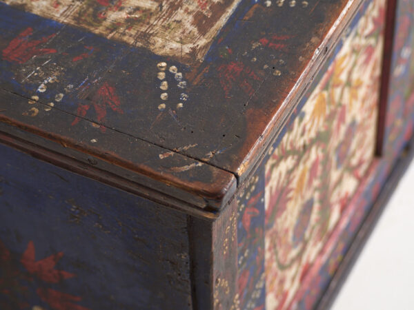 Baúl azul antiguo con detalles florales pintados a mano (c.1870) #2