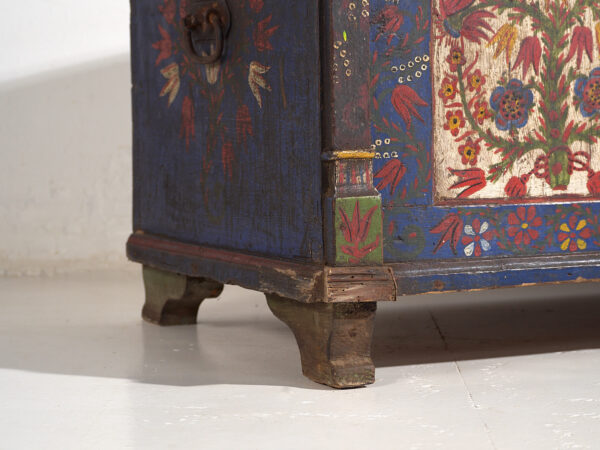 Baúl azul antiguo con detalles florales pintados a mano (c.1870) #2