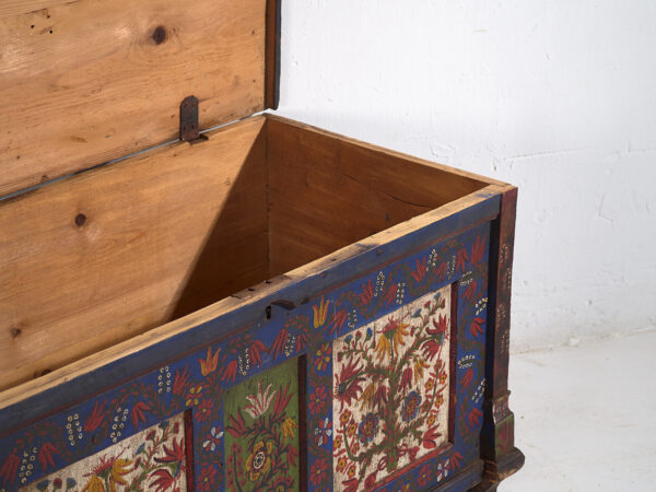 Baúl azul antiguo con detalles florales pintados a mano (c.1870) #2