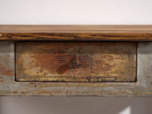 Antigua mesa auxiliar de color gris (c.1920) #22