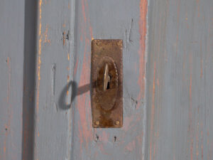 Pequeño armario antiguo de color gris plata (c.1900) #29