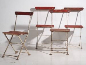 Antiguas sillas plegables de jardín en color rojo (c.1920). Conjunto de 4 piezas